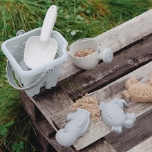 Laden Sie das Bild in den Galerie-Viewer, Sandspielzeug mit Eimer und Schaufel