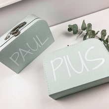 Laden Sie das Bild in den Galerie-Viewer, Koffer mit Personalisierung - Geschenkbox