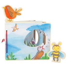 Laden Sie das Bild in den Galerie-Viewer, Bilderbuch aus Holz, interaktiv